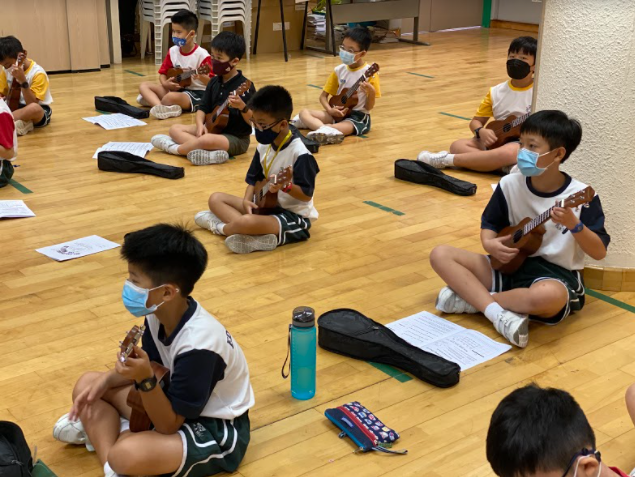 Primary 4 students pupils learning to play the ukulele.